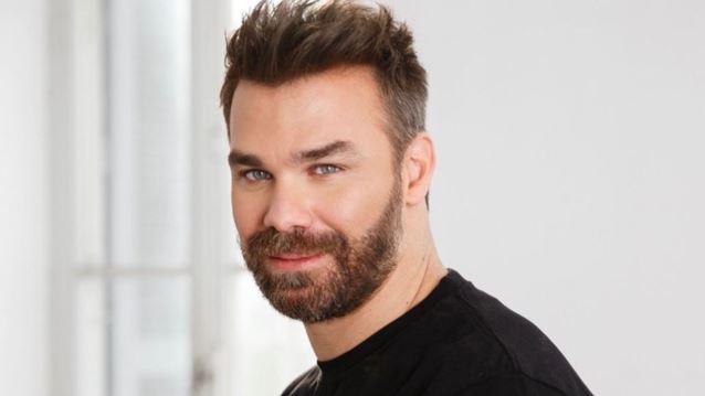 Ο Γιώργος Σαμπάνης με το χέρι δεμένο σε δημόσια εμφάνιση - Τι συνέβη;