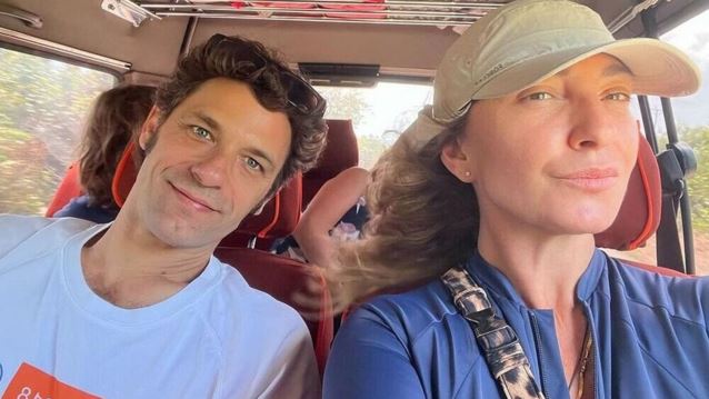 Ο Αποστόλης Τότσικας και η Ρούλα Ρέβη παραδίδουν μαθήματα σκίτσου με τα δίδυμα παιδιά τους, Ειρήνη και Άγγελο