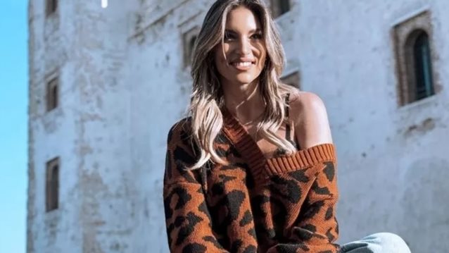 Ριγέ T-shirt, embroidered denim | Το σύνολο της Αθηνάς Οικονομάκου είναι η τέλεια πρόταση για ένα απλό αλλά και στιλάτο ανοιξιάτικο look