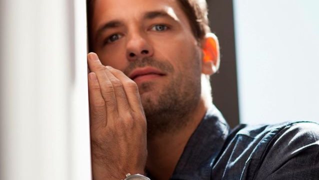 Αποστόλης Τότσικας: Ποζάρει ολόγυμνος στον φακό της Ρούλας Ρέβη!