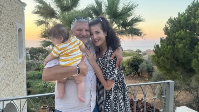 Ο Γιώργος Πατούλης και η Νάνσυ Κοιλού σε διακοπές στην Κρήτη με τον τεσσάρων μηνών γιο τους