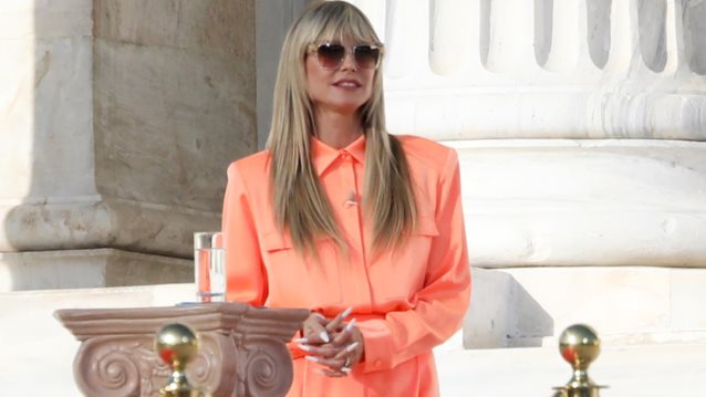 Η Heidi Klum αποκαλυπτει τις τριχες στο στηθος της