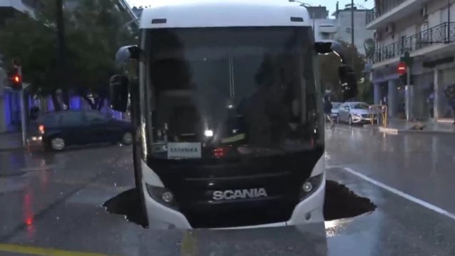 Τρόμος στη Θεσσαλονίκη: Ξαφνικά άνοιξε η γη και… κατάπιε το λεωφορείο [εικόνες - βίντεο]