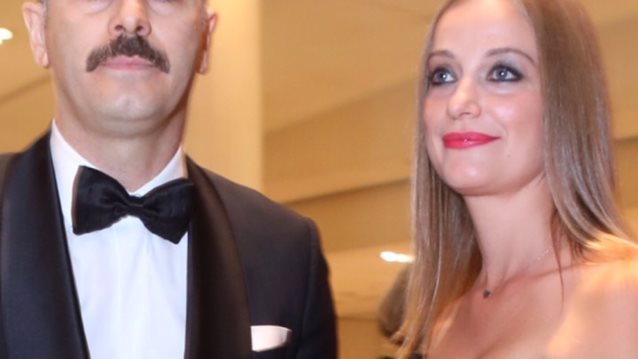 Λένα Δροσάκη 
: Δες τι φόρεσε για να βγει με τον σύντροφό της, Αλέξανδρο Μπουρδούμη
