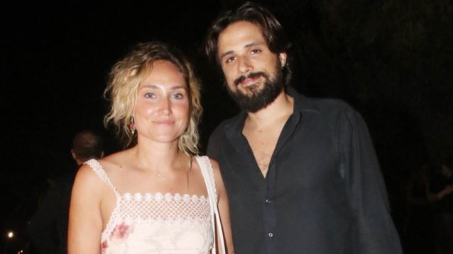 Παντρεύτηκαν Γιάννης Νιάρρος και Χαρά Μάτα Γιαννάτου