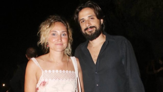 Παντρεύτηκαν Γιάννης Νιάρρος και Χαρά Μάτα Γιαννάτου