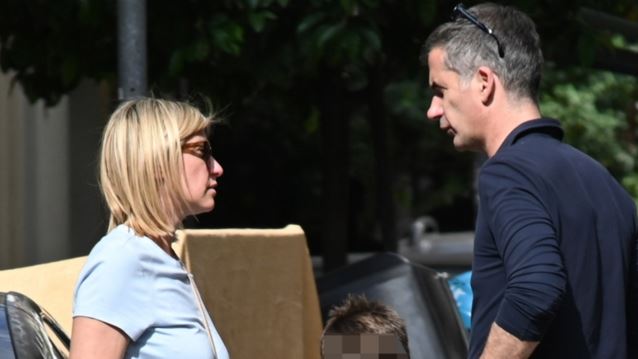 Σία Κοσιώνη &amp; Κώστας Μπακογιάννης σε καθημερινά στιγμιότυπα με τον γιο τους