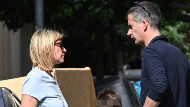 Σία Κοσιώνη &amp; Κώστας Μπακογιάννης σε καθημερινά στιγμιότυπα με τον γιο τους