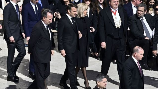 Εmmanuel Macron | Οι κάμερες κατέγραψαν την Βrigitte να χαστουκίζει τον Γάλλο πρόεδρο