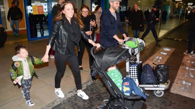 Καλομοίρα: Στο αεροδρόμιο με τον Γιώργο Μπουσάλη και τα παιδιά τους: Φωτογραφίες