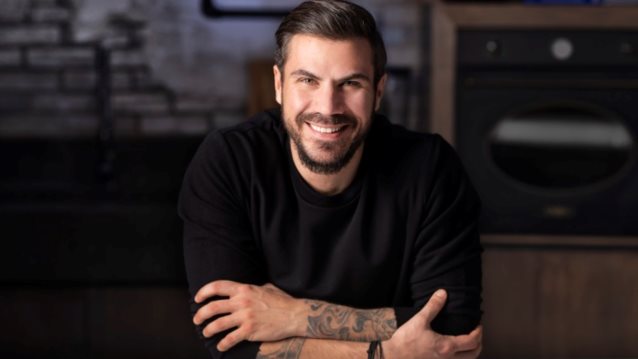 Ο Άκης Πετρετζίκης στην πρώτη οικογενειακή έξοδος για την 28η Οκτωβρίου | Δείτε τη φωτογραφία