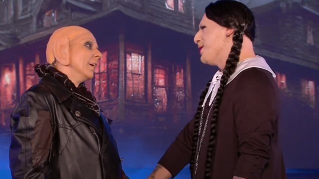 Video of the day | Η επική μεταμφίεση του Νίκου Μουτσινά και της &quot;Βάνιας&quot; για το Halloween