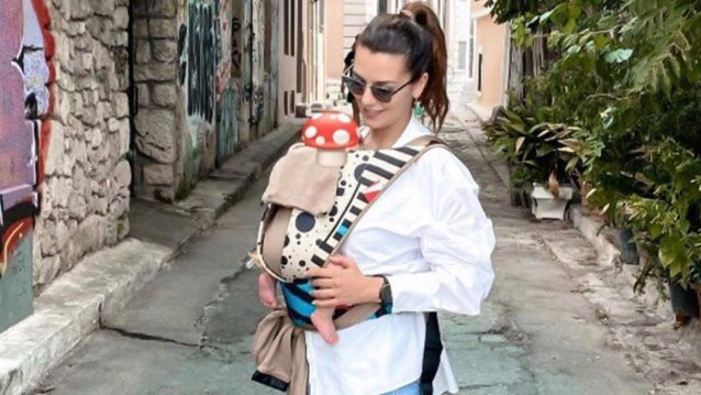 Νικολέττα Ράλλη: Για βόλτα με τη νεογέννητη κόρη της! Το τζιν σορτσάκι που επέλεξε
