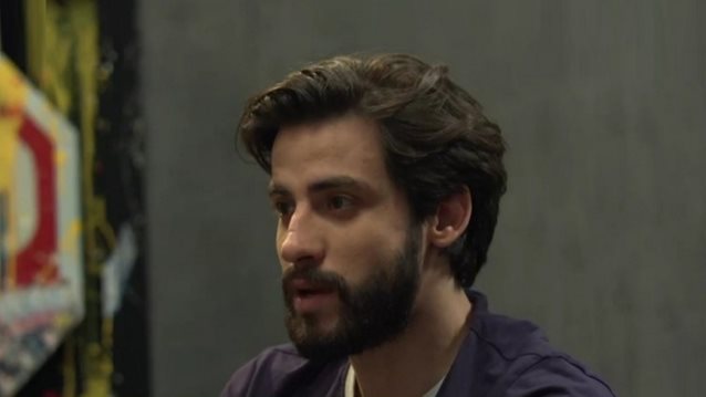 Ο Αναστάσιος Ράμμος εξομολογείται την ιστορία πίσω από το &quot;Αν με δεις να κλαίω&quot; της Έλενας Παπαρίζου