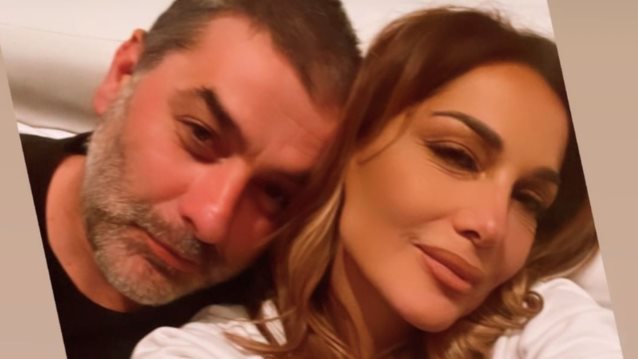 H Δέσποινα Βανδή ποζάρει στην αγκαλιά του Βασίλη Μπισμπίκη