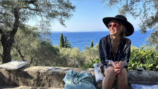 Άννα Βίσση | Το άλμπουμ από τις διακοπές της στους Παξούς και η συνάντηση με τον Χριστόφορο Παπακαλιάτη