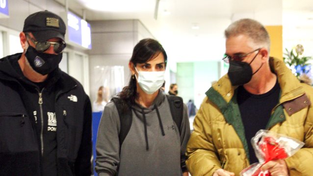 Survivor | Η Ελισάβετ Σπανού επέστρεψε στην Ελλάδα - Οι πρώτες φωτογραφίες από την άφιξή της