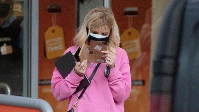 Η Φαίη Σκορδά σε χαλαρές στιγμές στη Γλυφάδα με τον γιο της