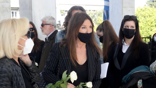 Συντετριμμένη η Βάνα Μπάρμπα στην κηδεία του Χρήστου Κυριαζή