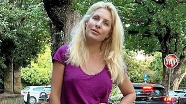 Η Ελένη Μενεγάκη πιο απλή από ποτέ στην πρωινή βόλτα της