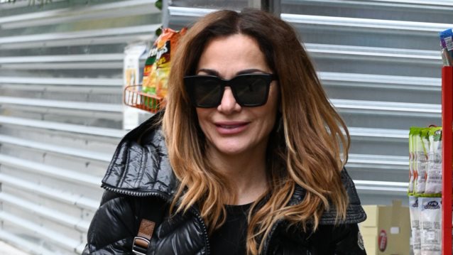 H Δέσποινα Βανδή σε χαλαρές στιγμές στο κέντρο της Αθήνας χωρίς ίχνος μακιγιάζ