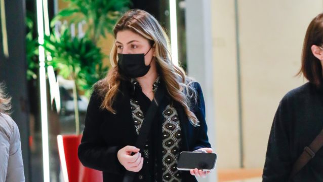 Η Έλενα Παπαρίζου χωρίς ίχνος μακιγιάζ για ψώνια στο Golden Hall