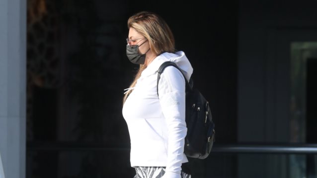 Η Έλενα Παπαρίζου σε καθημερινές στιγμές στη Γλυφάδα