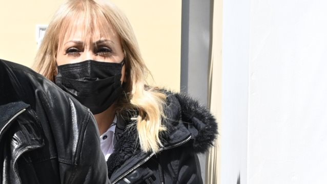 H Τέτα Καμπουρέλη στο πλευρό του συζύγου της στην Ευελπίδων