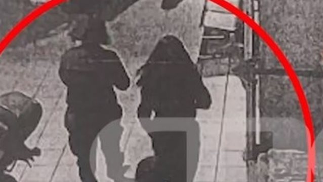 Άγιοι Ανάργυροι: Νέες φωτογραφίες-ντοκουμέντα - Η στιγμή που οι δύο αστυνομικοί βγαίνουν από το ΑΤ και αντικρίζουν νεκρή την Κυριακή