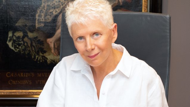 H Έλενα Ακρίτα μας βάζει στο φωτεινό και πολύ chic σαλόνι της