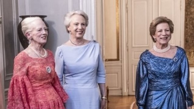 Η Άννα Μαρία στο παλάτι της Δανίας με τις αδελφές της: Το λαμπερό πάρτι γενεθλίων και το ροζ σατέν φόρεμα της 77χρονης