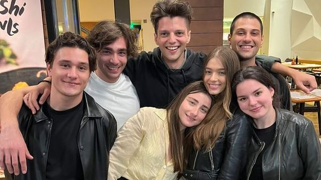 Βραδινή έξοδος για τους νεαρούς πρωταγωνιστές του &quot;Κάνε ότι κοιμάσαι&quot;