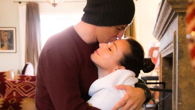 Ο Σάκης Ρουβάς κάνει ερωτική εξομολόγηση στην Κάτια Ζυγούλη ποζάροντας στην αγκαλιά της