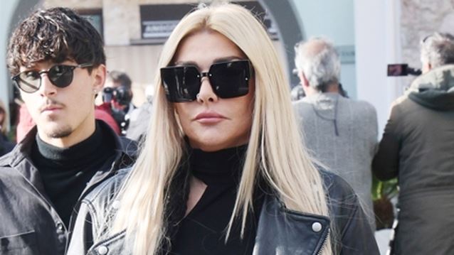 Η αμήχανη στιγμή της Αγγελικής Ηλιάδη στην κηδεία της Καίτης Γκρέυ, όταν δεν μίλησε στον θείο της