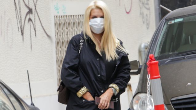 Η Ελένη Μενεγάκη σε σπάνια paparazzi στιγμιότυπα εν μέσω lockdown