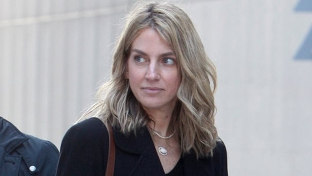 Η Χρυσή Βαρδινογιάννη με μπεζ σακάκι με μαύρη φούστα | Το look που μπορείς να αντιγράψεις πολύ εύκολα