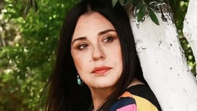 Καλοκαιρινή εμφάνιση για τη Μαρία Τζομπανάκη με πολύχρωμο καφτάνι