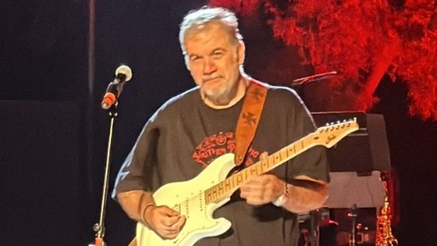 Ο Δημήτρης Σταρόβας επέστρεψε στη σκηνή μετά την σοβαρή περιπέτεια της υγείας του