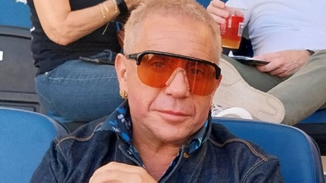 Η πρώτη δημόσια εμφάνιση του Γιώργου Μαζωνάκη μετά την αποκάλυψη της δικαστικής διαμάχης με την αδερφή του