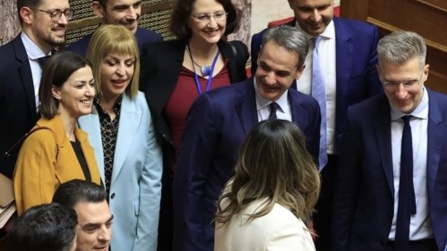 Ανακούφιση στην κυβέρνηση μετά την ψήφιση του γάμου των ομόφυλων - Ο Μητσοτάκης αφήνει... πίσω του το αντάρτικο Σαμαρά