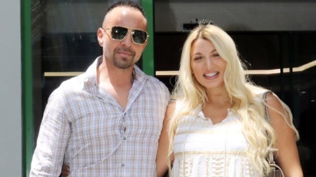 Εξιτήριο για την Κωνσταντίνα Σπυροπούλου από το μαιευτήριο με τον Βασίλη Σταθοκωστόπουλο και τον νεογέννητο γιο τους