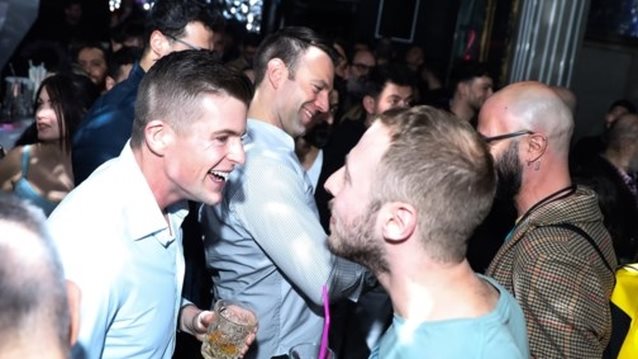 Στέφανος Κασσελάκης και Τάιλερ γιόρτασαν την ισότητα στον γάμο σε μπαρ στο Γκάζι – Τι είπε για τον Πολάκη