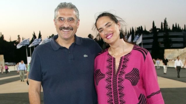 Σπάνια βραδινή έξοδος για τη Νόνη Δούνια με τον σύζυγό της