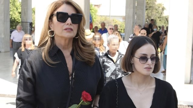 Η Άντζελα Γκερέκου στο μνημόσυνο του Τόλη Βοσκόπουλου - Στο πλευρό της η κόρη της