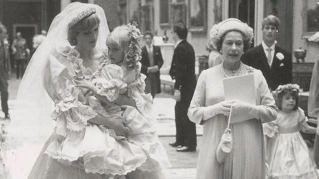 Η &quot;εντολή&quot; της βασίλισσας Ελισάβετ προς την Νταϊάνα: Τι της ψιθύρισε πάνω στο μπαλκόνι του Μπάκιγχαμ