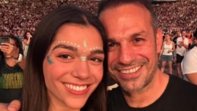 Ο Ντέμης Νικολαΐδης μαζί με την κόρη του, Μελίνα στο πάρτι γενεθλίων της συντρόφου του, Αλεξάνδρας Νικολαΐδου