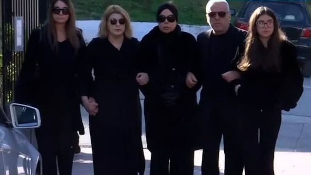 Στην εκκλησία μαζί με την κόρη της η Άντζελα Δημητρίου για το τελευταίο αντίο στη μητέρα της