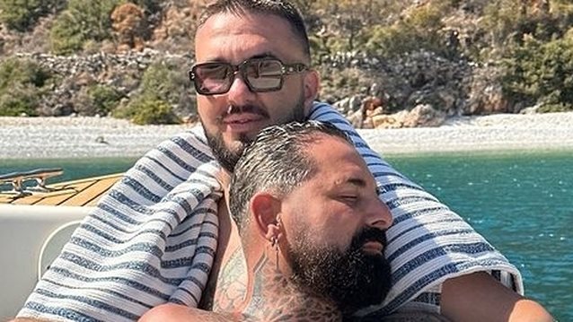 Ο Σπύρος Στεφανουδάκης αγκαλιά με τον σύζυγό του, Γιάννη Τράκα στη Μάνη δύο μήνες μετά τον γάμο τους