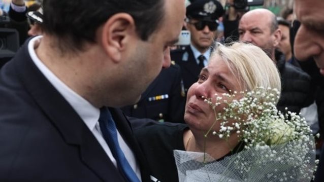 Λάρισα: Ράγισε καρδιές η μητέρα της Κλαούντια Λάτα που χάθηκε στα Τέμπη – Δάκρυσε στην αγκαλιά του Παπαστεργίου