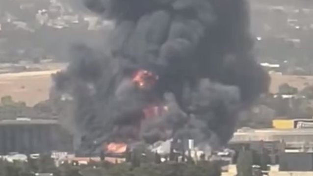 Συναγερμός στην Κάτω Κηφισιά: Μεγάλη έκρηξη και φωτιά σε επιχείρηση - Μήνυμα 112, &quot;Κλείστε πόρτες και παράθυρα&quot;